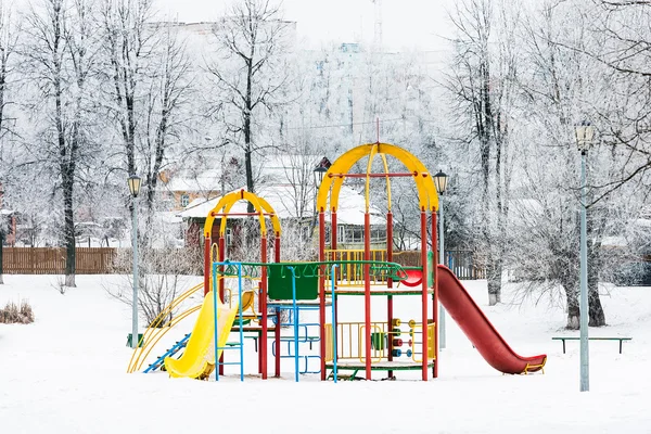 Spielplatz im Winter — Stockfoto