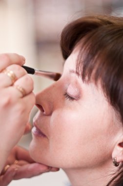 Güzellik salonundaki kadın.