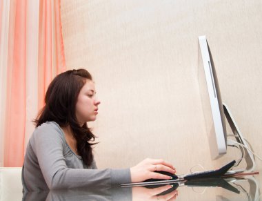 o inşaat üstünde bir bilgisayar