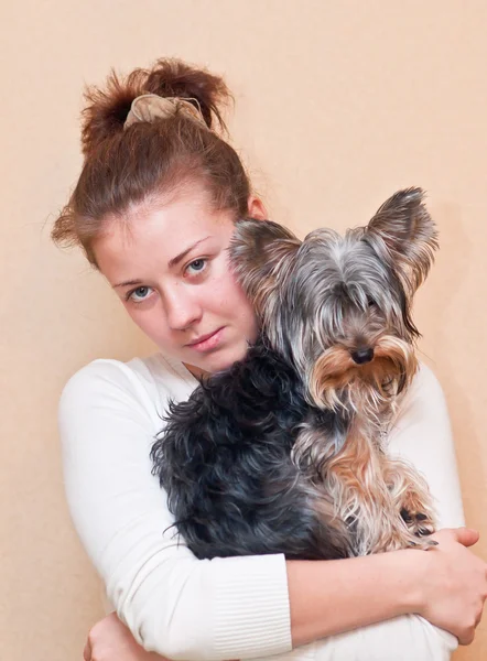 La fille avec un terrier — Photo