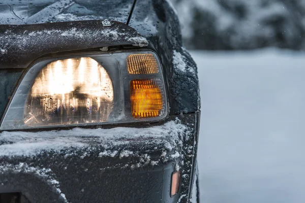 Bil om vinteren – stockfoto