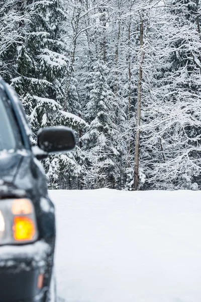 Bil om vinteren – stockfoto