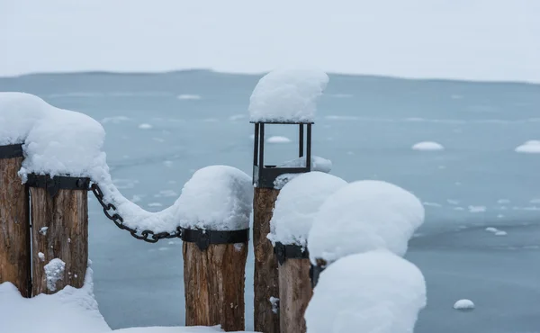 Couchette avec une chaîne dans la neige — Photo