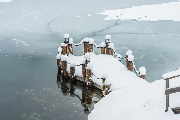 Couchette avec une chaîne dans la neige — Photo