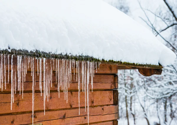 Eiszapfen am Hausdach — Stockfoto