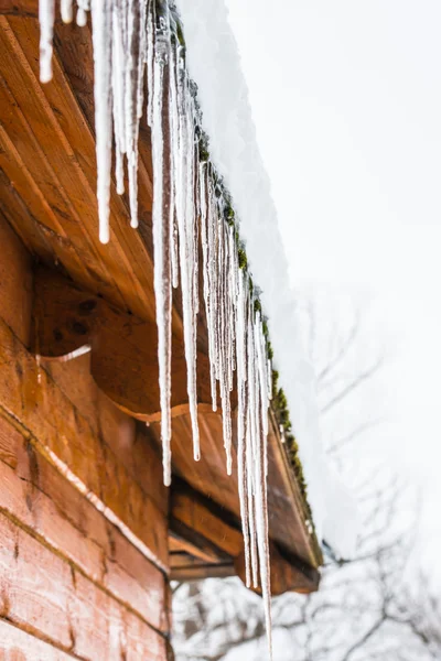 家の屋根の氷柱 — ストック写真