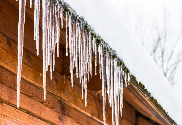 Eiszapfen am Hausdach — Stockfoto