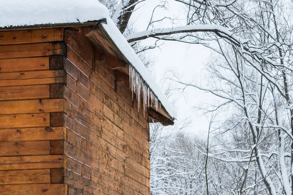 Casa telhado icicles — Fotografia de Stock