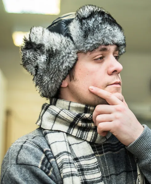 Hombre en una gorra con orejeras — Foto de Stock