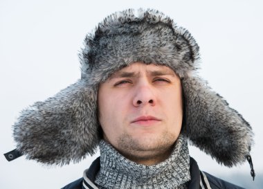 kürk kış şapkalı bir adam