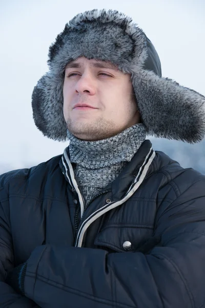 Mann mit Pelz-Wintermütze — Stockfoto