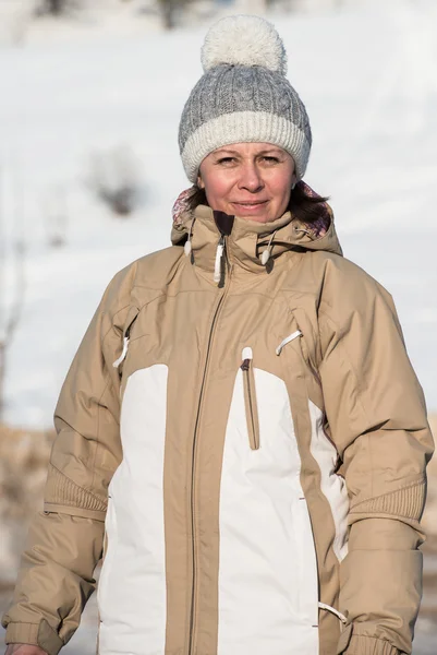 Medelålders skidåkare — Stockfoto