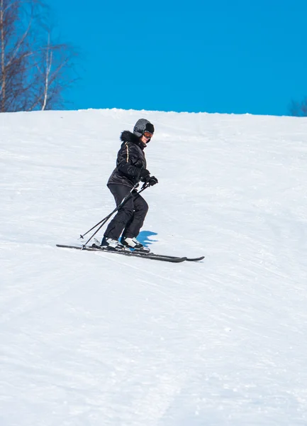 Женщина на лыжах — стоковое фото
