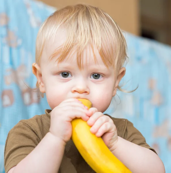 Kleiner Junge mit Banane — Stockfoto