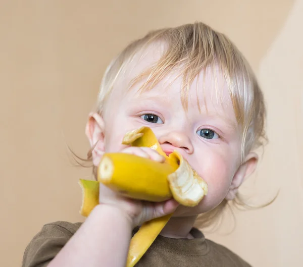 Kleiner Junge mit Banane — Stockfoto