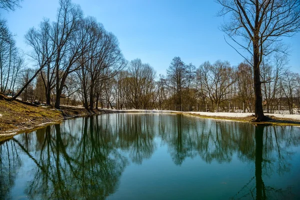 Lago all'inizio della primavera — Foto Stock