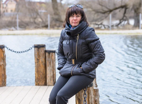 Brünette in einer schwarzen jacke — Stockfoto