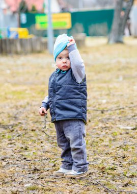 Çocuk onun şapkasını alır