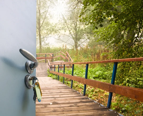 Escalera de puerta abierta — Foto de Stock