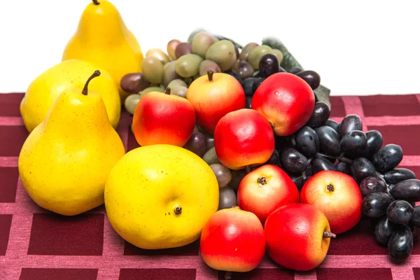 Früchte auf rotem Tischtuch — Stockfoto