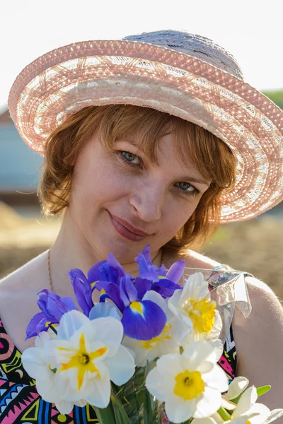 Žena středního věku s květinami — Stock fotografie