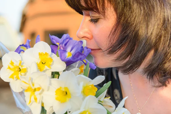 Medelålders kvinna med blommor — Stockfoto