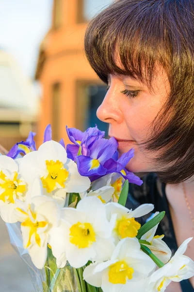Жінка середнього віку з квітами — стокове фото