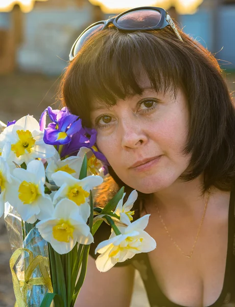 Mulher de meia-idade com flores — Fotografia de Stock