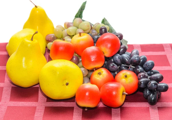 Fruto em uma toalha de mesa vermelha — Fotografia de Stock