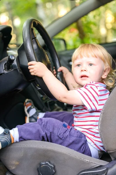 Enfant en voiture — Photo