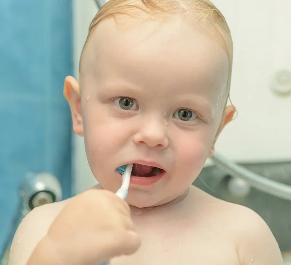 男婴他刷牙 — 图库照片
