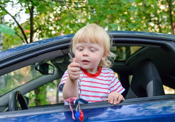 Enfant en voiture — Photo