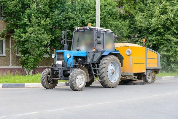 Traktör sokak temizler — Stok fotoğraf