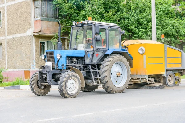 Traktör sokak temizler — Stok fotoğraf