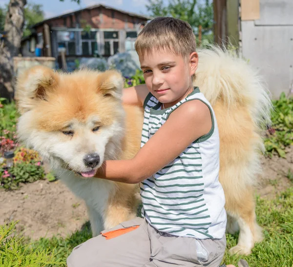 Un garçon avec un chien — Photo