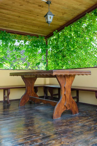Tisch auf der Veranda — Stockfoto