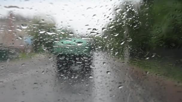 Yağmurlu bir gün yolda — Stok video