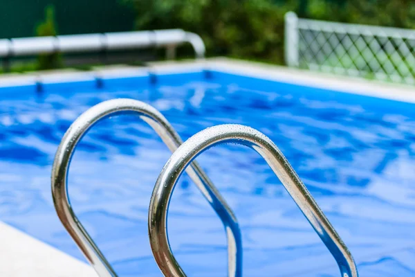 Treppe zum Pool — Stockfoto