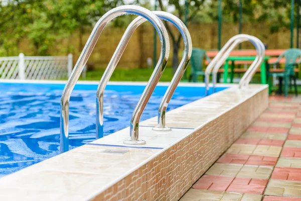 Treppe zum Pool — Stockfoto