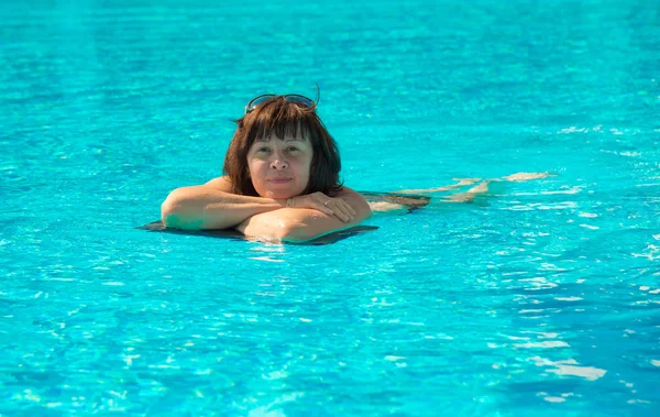 Femme dans la piscine — Photo