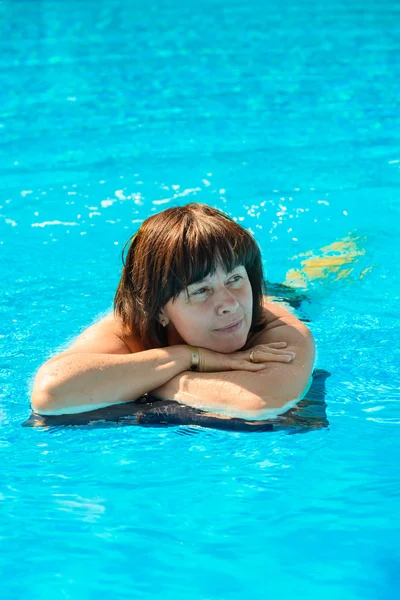 Kobieta w basenie. — Zdjęcie stockowe