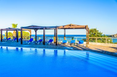 Yüzme Havuzu şezlonglar ile