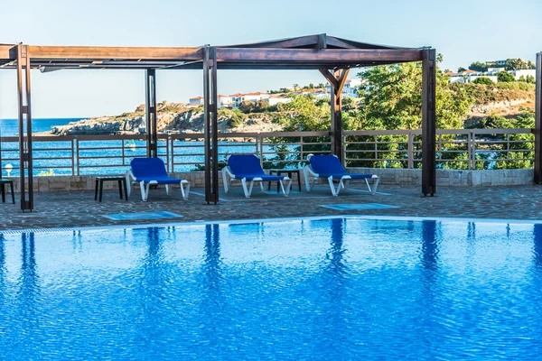 A swimming pool with sun loungers — Stock Photo, Image