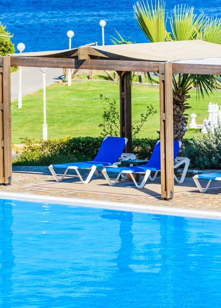 A swimming pool with sun loungers — Stock Photo, Image