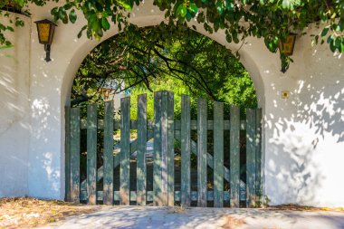 Duvardaki beyaz taş kemer