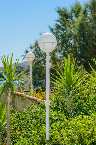 Lantaarn in de tuin — Stockfoto