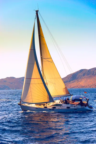 Barco com uma vela — Fotografia de Stock