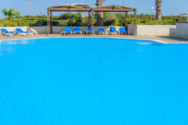 Yüzme Havuzu şezlonglar ile