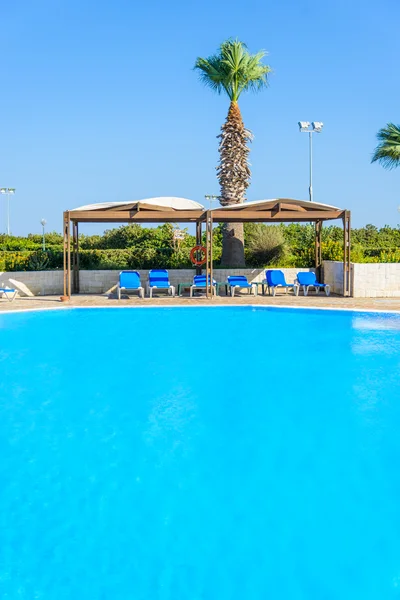 Uma piscina com espreguiçadeiras — Fotografia de Stock