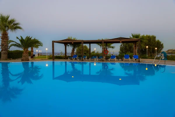 Una piscina con tumbonas —  Fotos de Stock